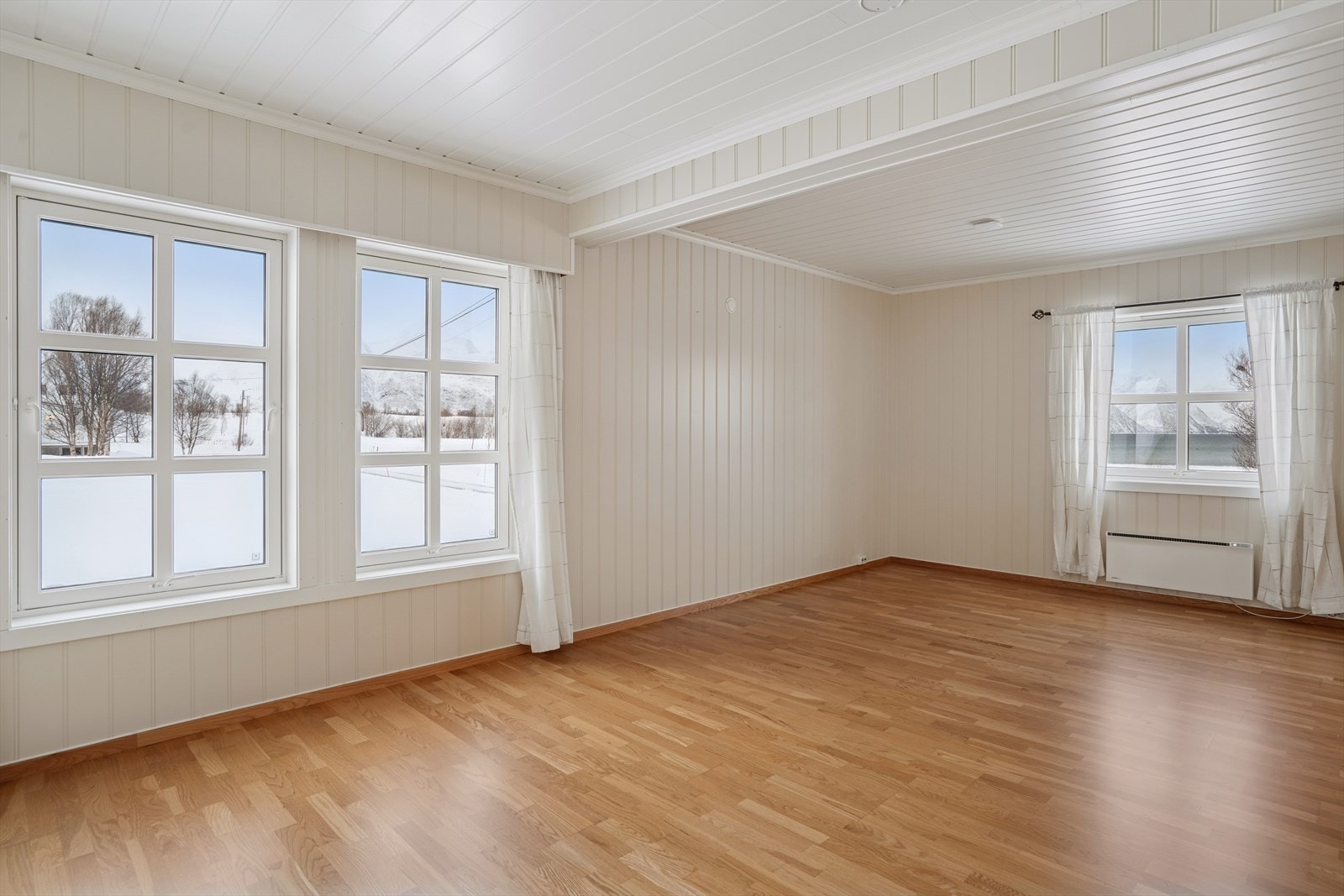 Det er fantastisk utsikt mot Lyngenfjorden, Lyngsalpene og den vakre naturen rundt fra stuen. Galleribilde