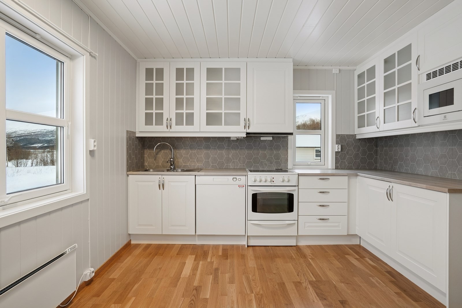 Kjøkkenet har innredning med laminerte skrog og profilerte fronter. Galleribilde