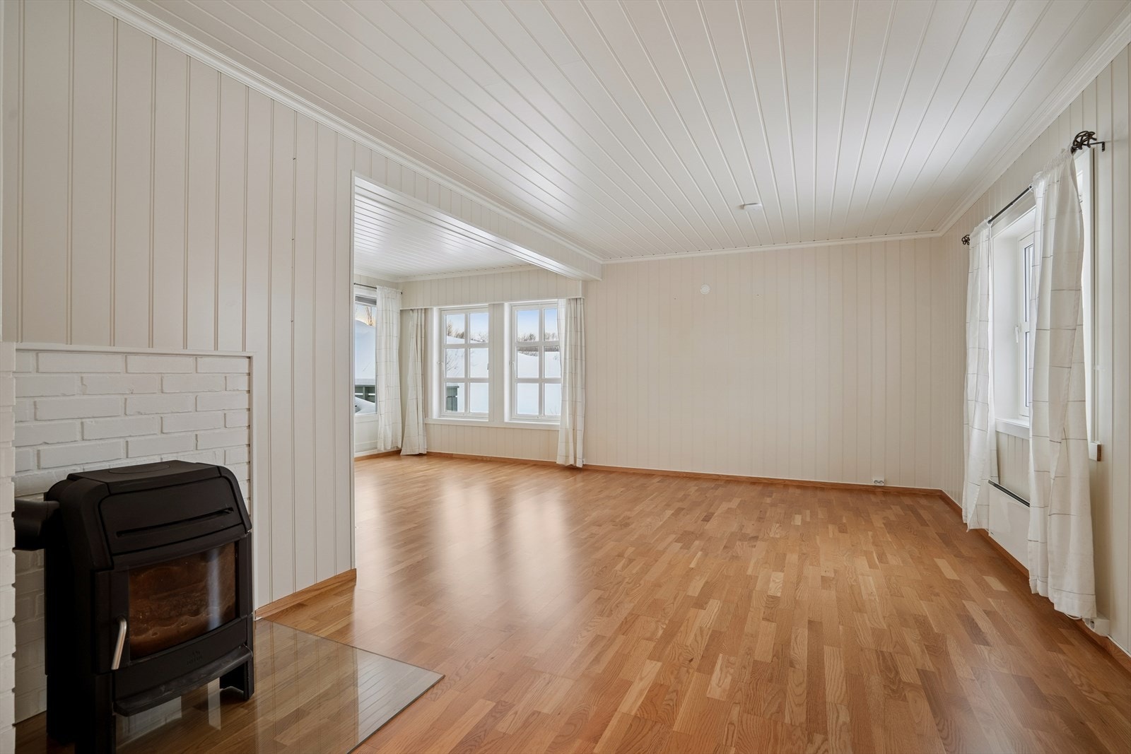 Boligen blir varmet opp med vedfyring og elektrisitet. Galleribilde