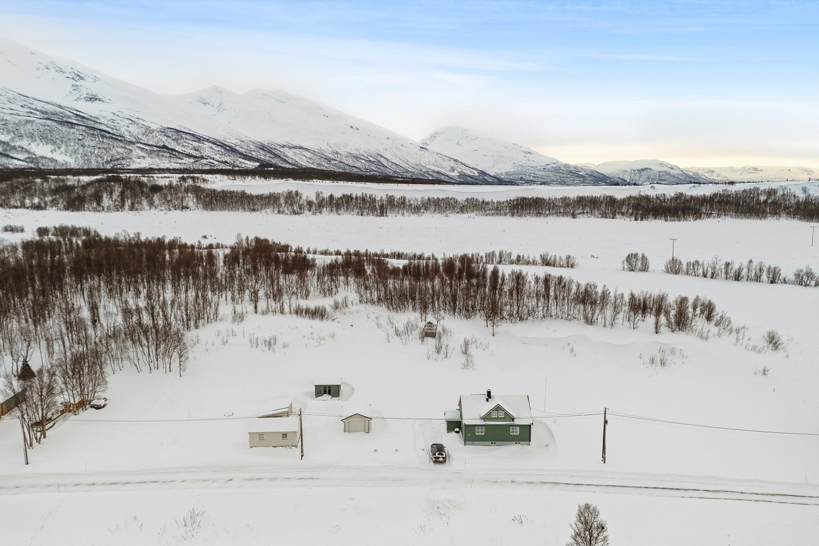 Nærmeste tettstedet er Djupvik, som ligger omtrent 3 kilometer unna. Galleribilde