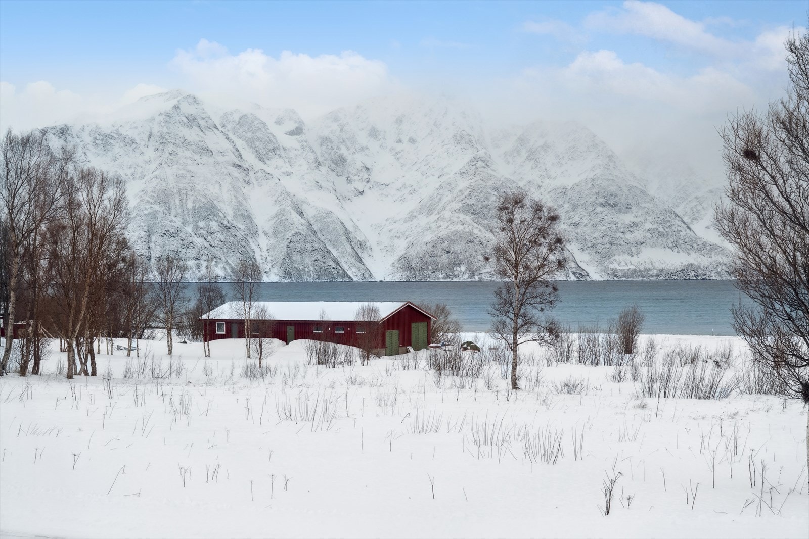 Tomt helt ned til sjø med gangvei og opparbeidet plen. Galleribilde