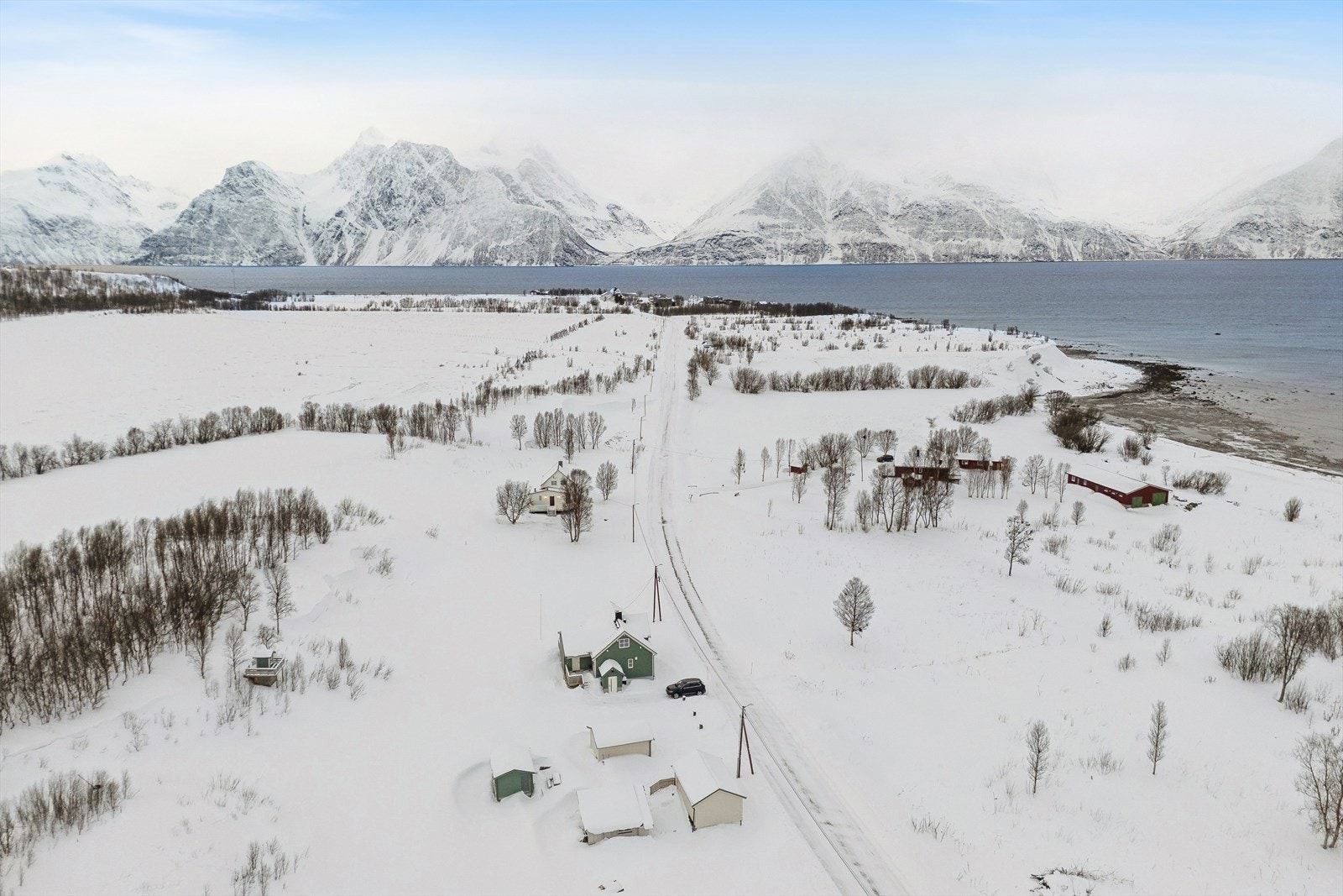 Spåkenes ligger på grensen mellom Nordreisa og Kåfjord og strekker seg ut mot midten av Lyngenfjorden. Galleribilde