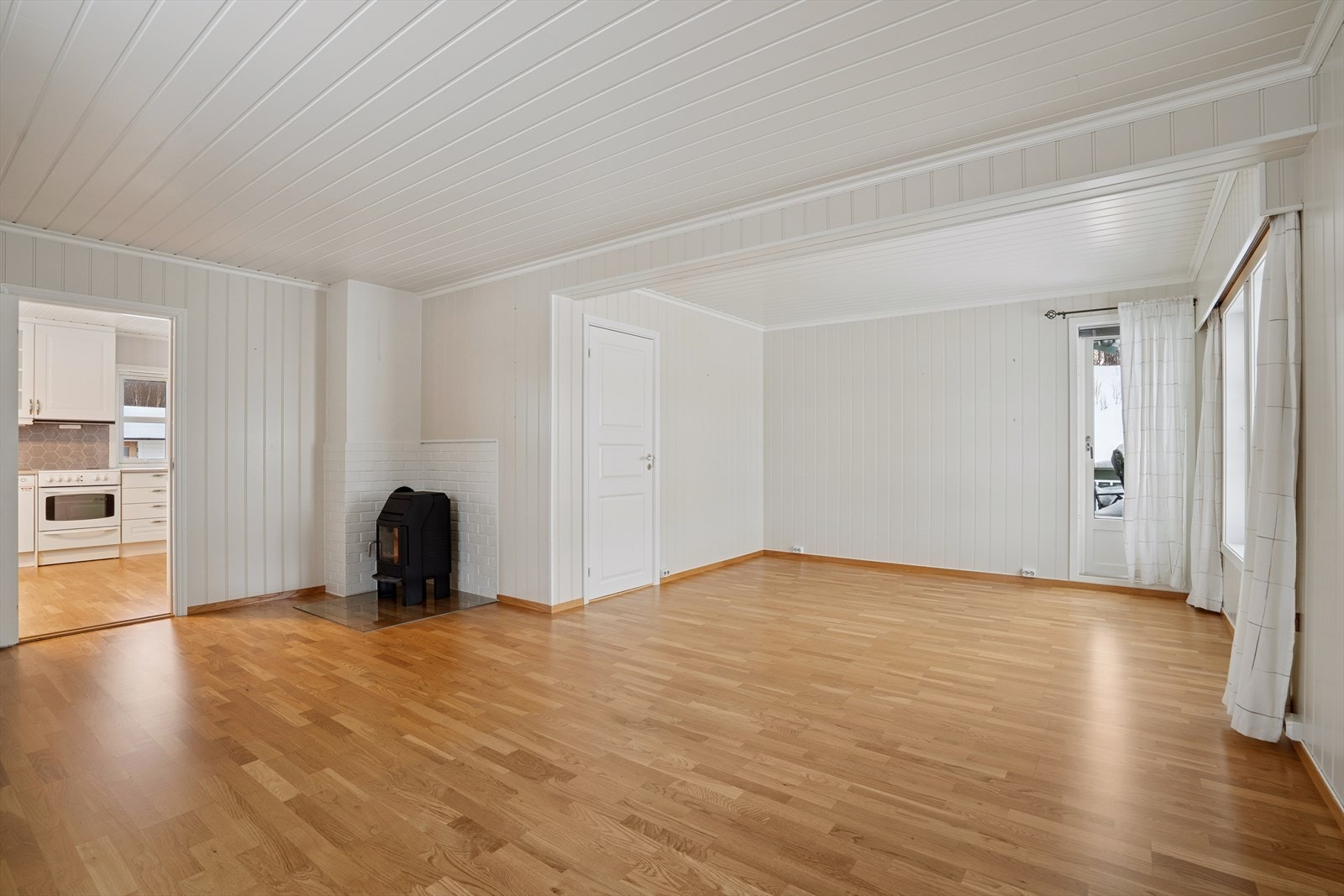 På hovedplanet finnes en lys og romslig stue. Galleribilde