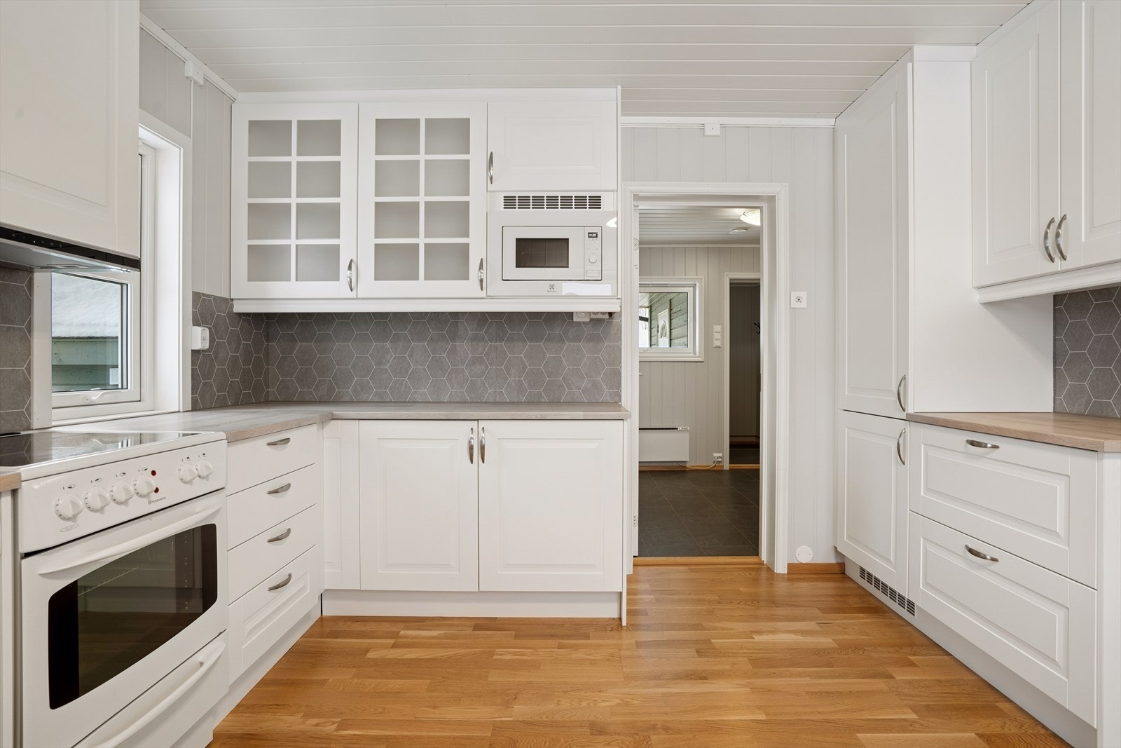 Benkeplaten er i laminat med nedfelt oppvaskkum i stål og ett-greps blandebatteri. Galleribilde