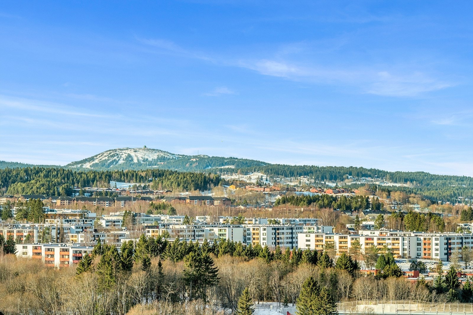 Flott utsikt mot Gråkallen og rolig boligområde, med nærhet til marka og gode forbindelser Galleribilde