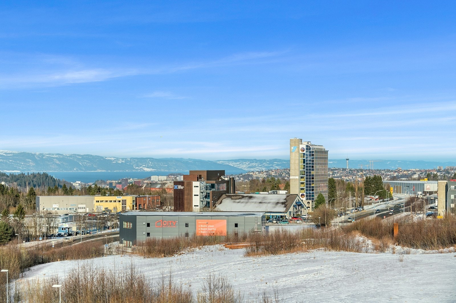 Her har du fantastisk utsikt mot byen og ikke minst sjøen! Galleribilde
