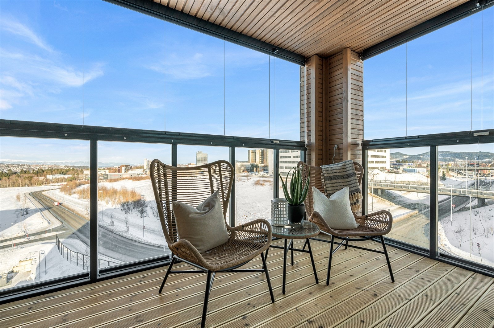 Med direkte utgang fra stuen får du en romslig, innglasset balkong på hele 13 m² Galleribilde