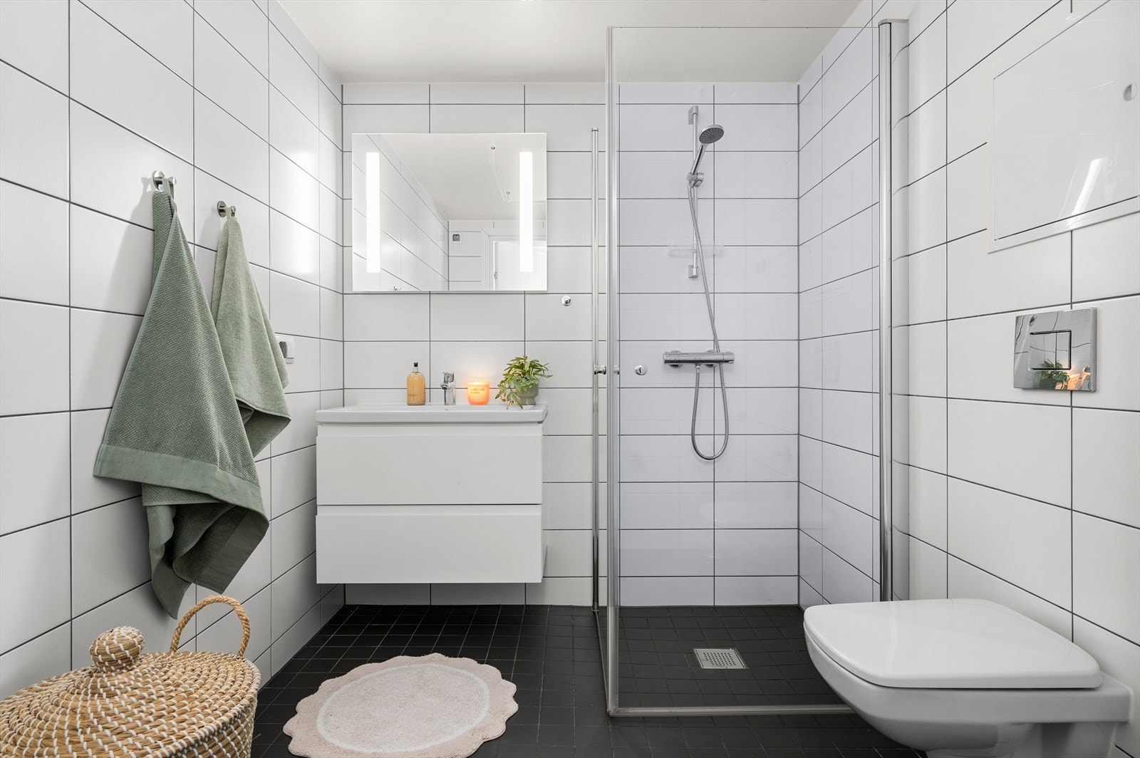 Stilrent bad på 4,8 m² med moderne løsninger og god utnyttelse av plassen. Galleribilde