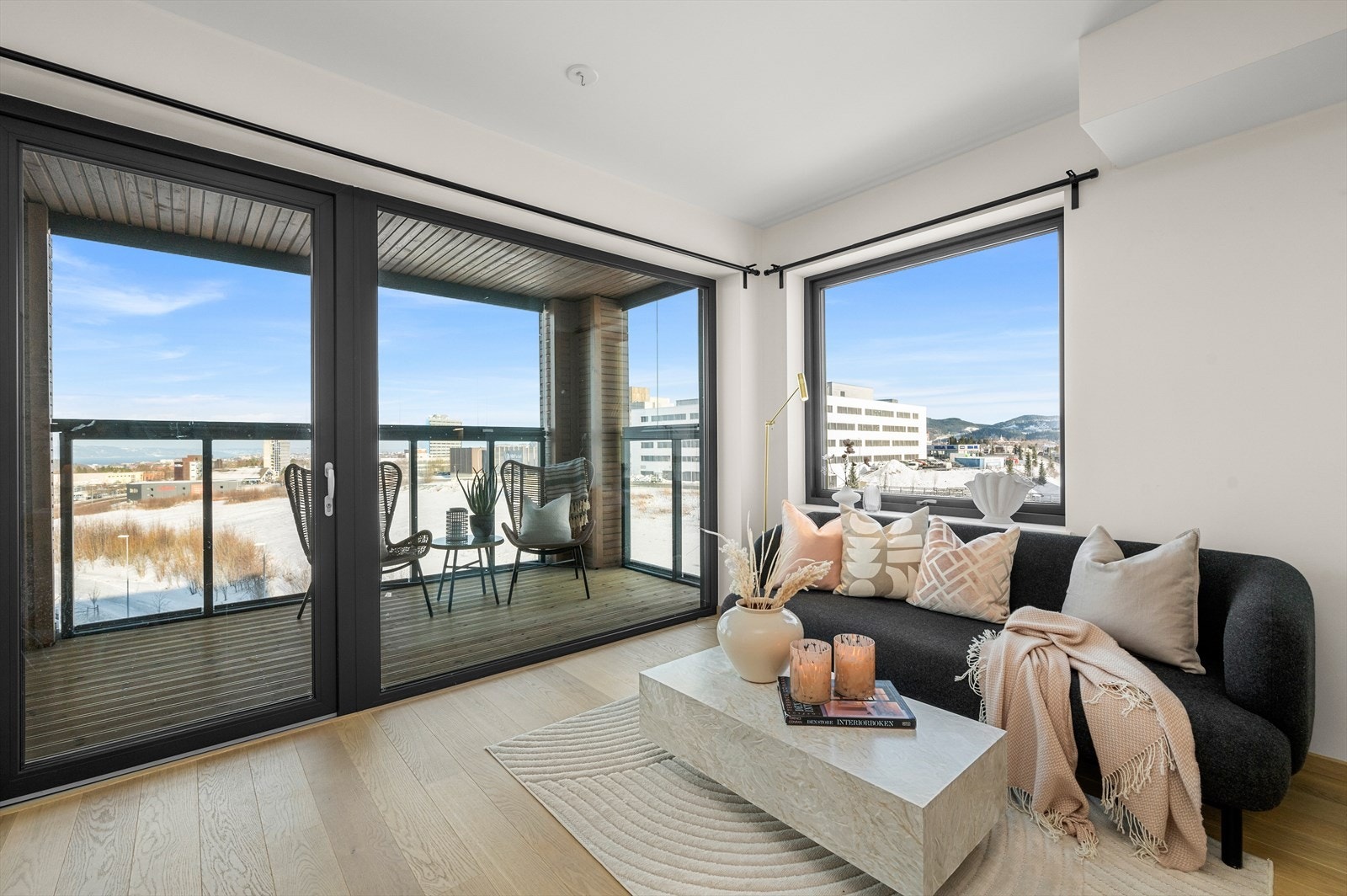 Velkommen til Anne-Kath. Parows veg 35 - en pen 2-roms leilighet i 7. etasje med gjennomgående høy standard. Byggeår 2020, smart planløsning og innglasset balkong. Foto: Harald Wanvik Galleribilde