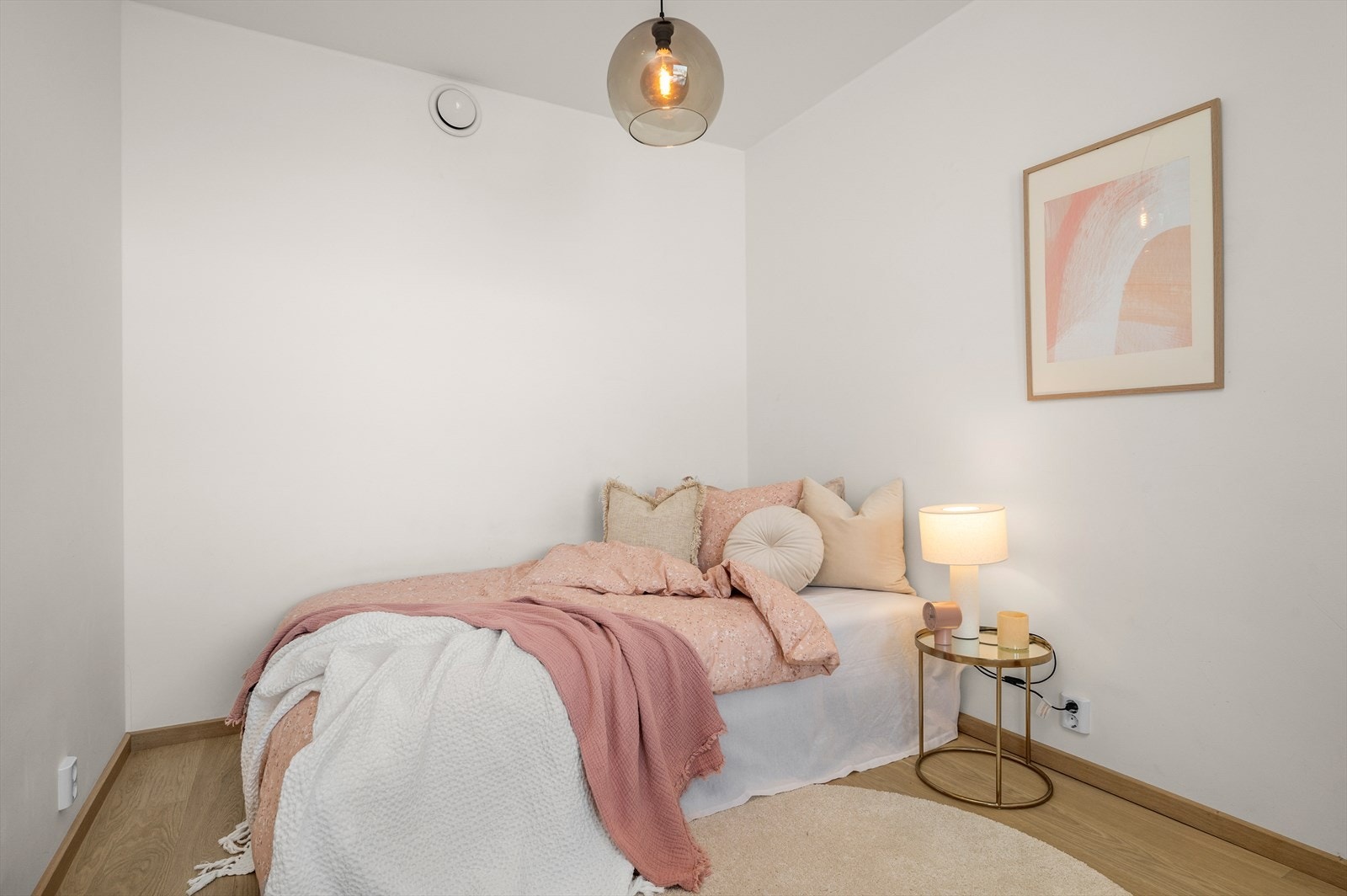 Lyst og stilrent soverom på 8,3 m² Galleribilde