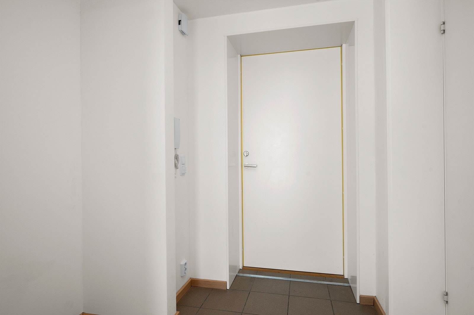 Entréen er på 2,8m² som gir dirkete tilgang til badet. Galleribilde