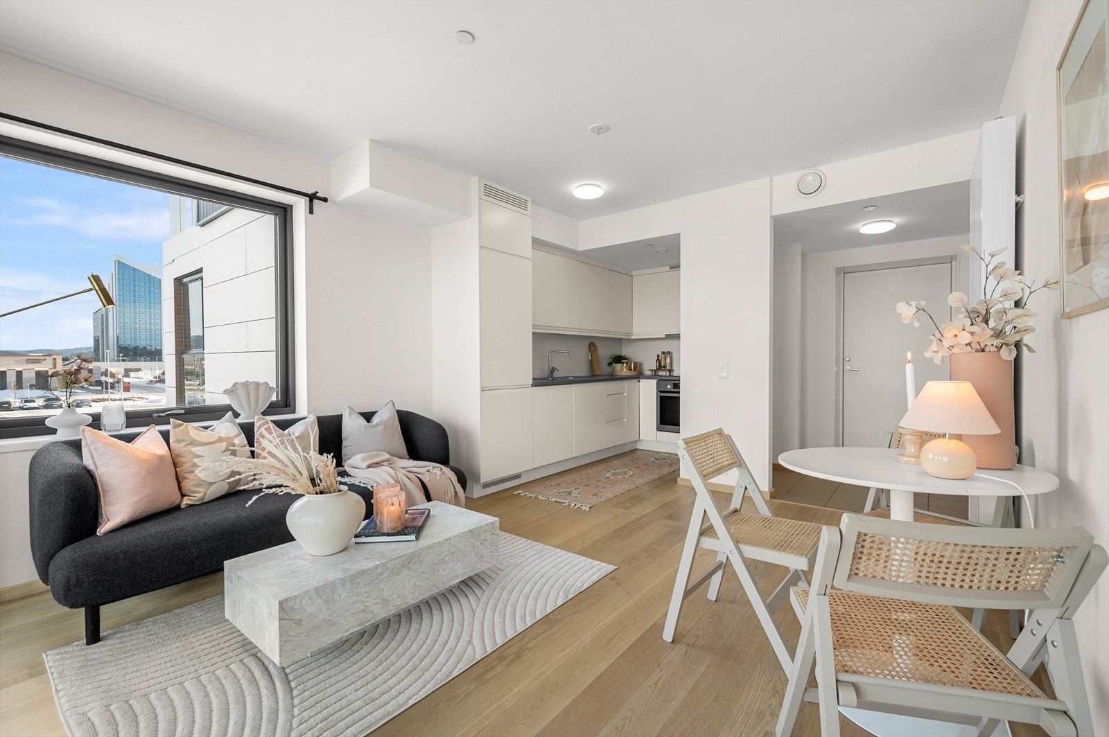 Store vindusflater gir en fantastisk lysfølelse og skaper en luftig atmosfære. Galleribilde