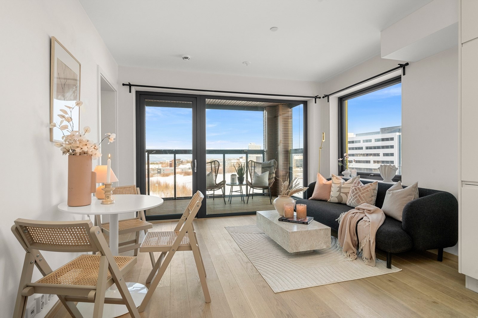 Praktisk og moderne åpen løsning mellom stue og kjøkken på totalt 17,7 m². Galleribilde