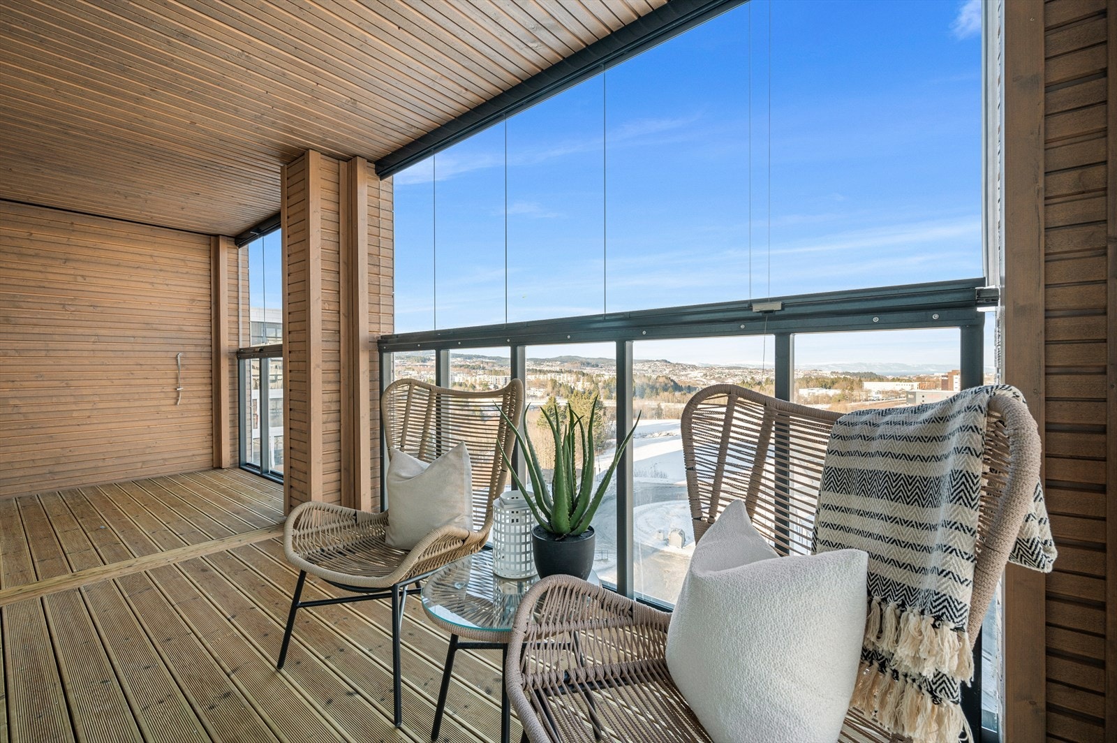 Den romslige, innglassede balkongen byr på fleksible møbleringsmuligheter for ulike soner og er perfekt å nyte året rundt. Galleribilde