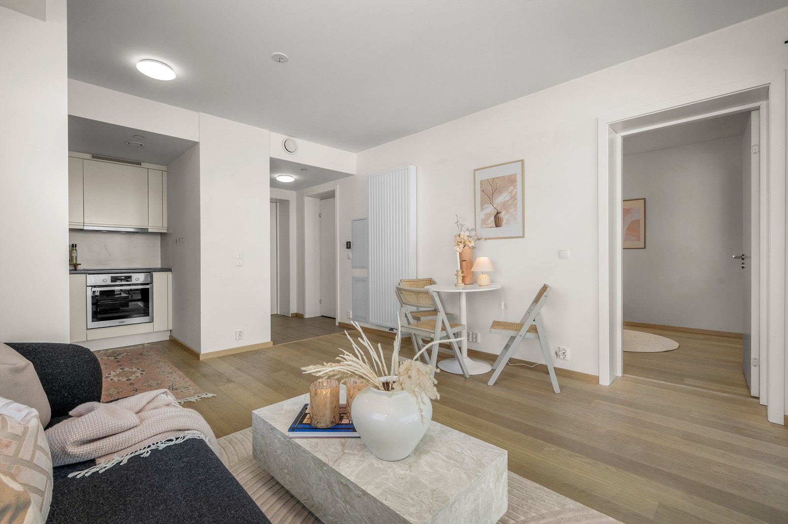 Leiligheten sto ferdigstilt i 2020 og har en gjennomgående pen standard fra byggeår. Det er moderne kvaliteter som balansert ventilasjon og behagelig fjernvarme Galleribilde