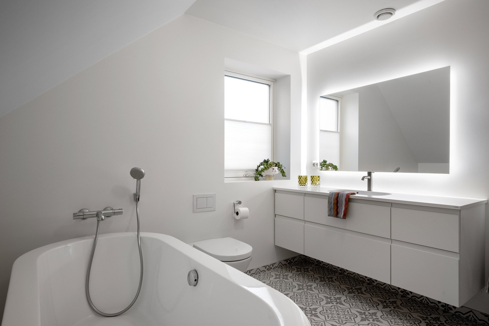 Badet er pent innredet med moderne løsninger Galleribilde