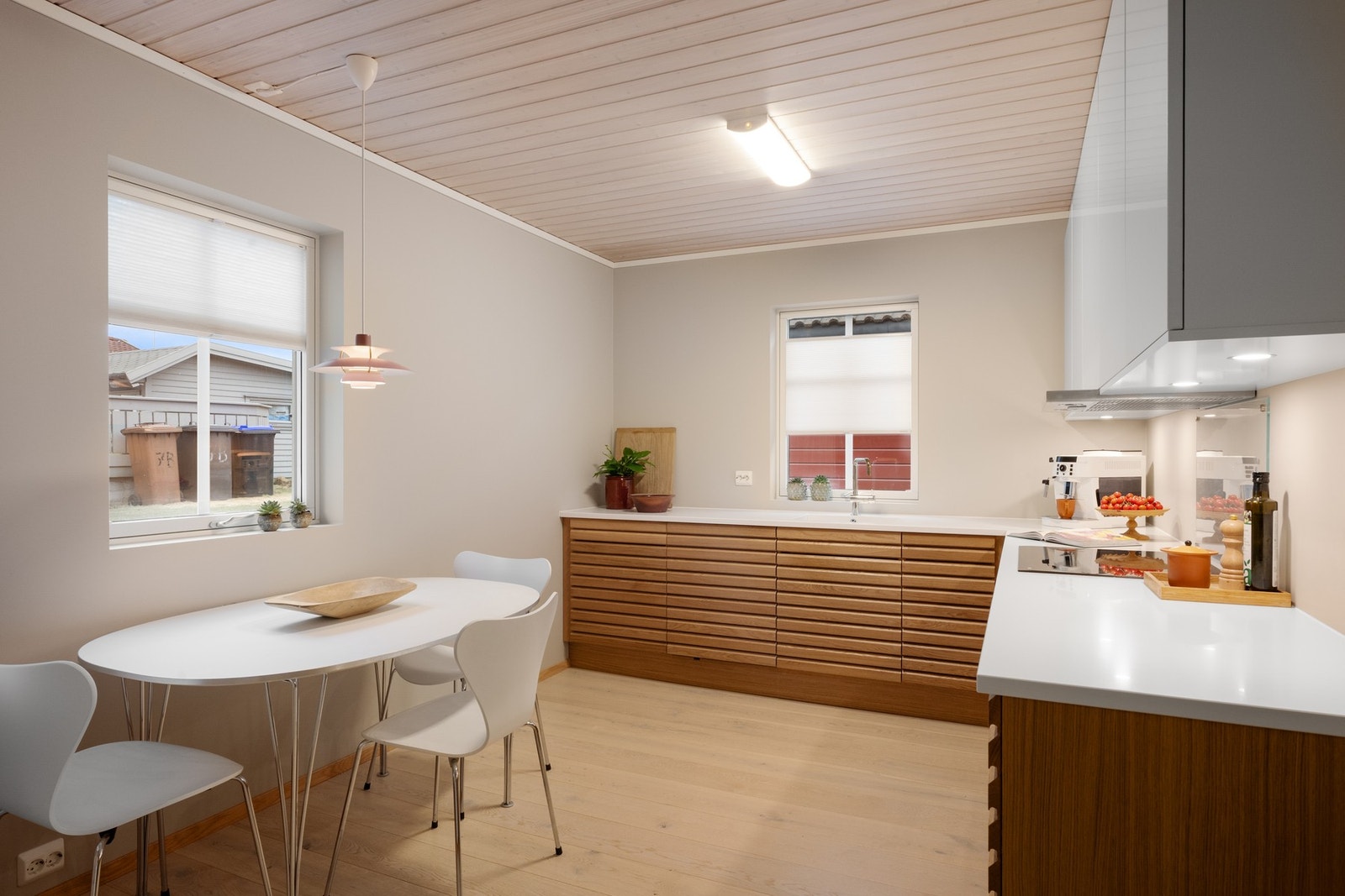 Stilrent HTH-kjøkken fra 2021 med eksklusiv Corian-benkeplate Galleribilde