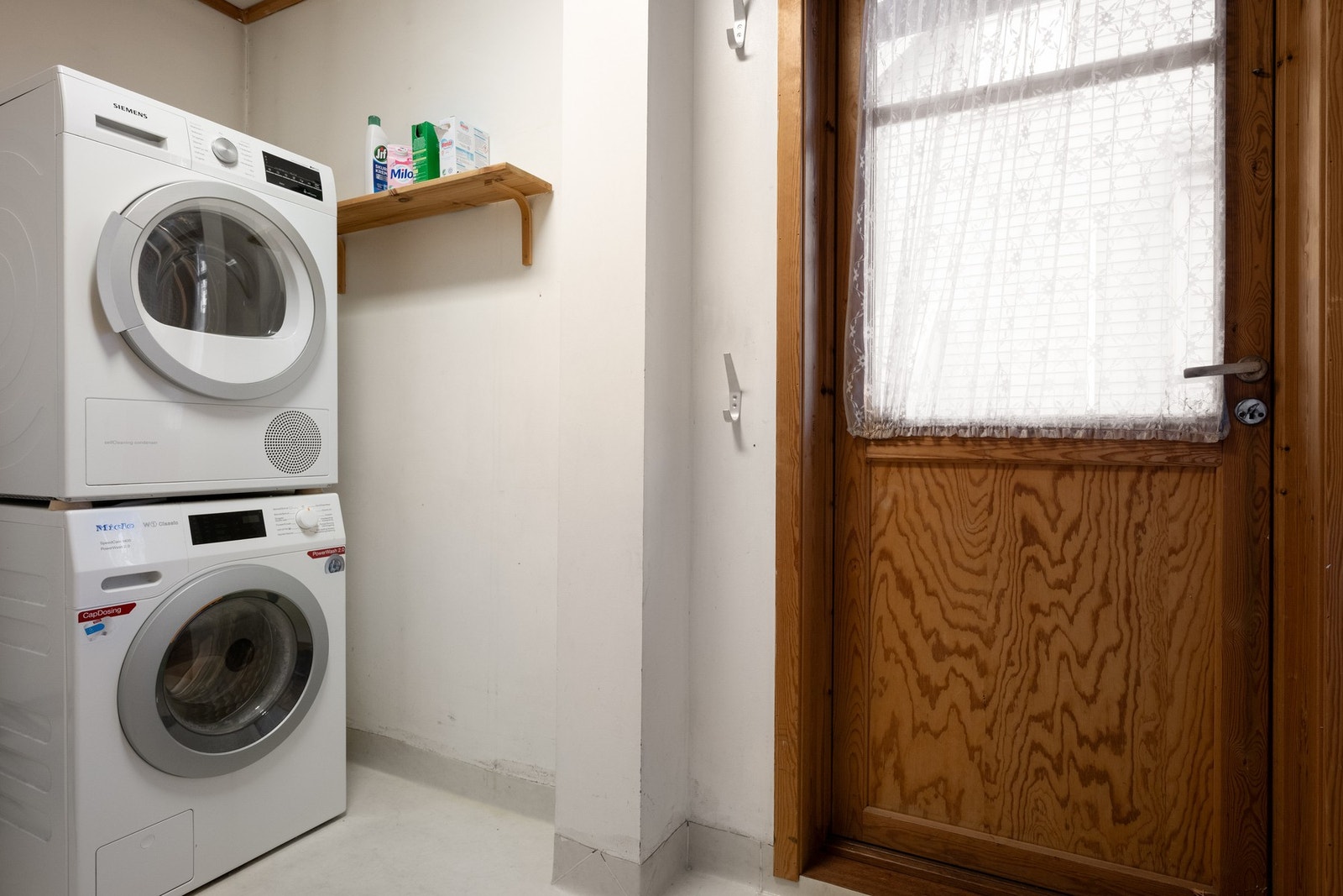 Biinngang / vaskerom med opplegg for vaskemaskin Galleribilde