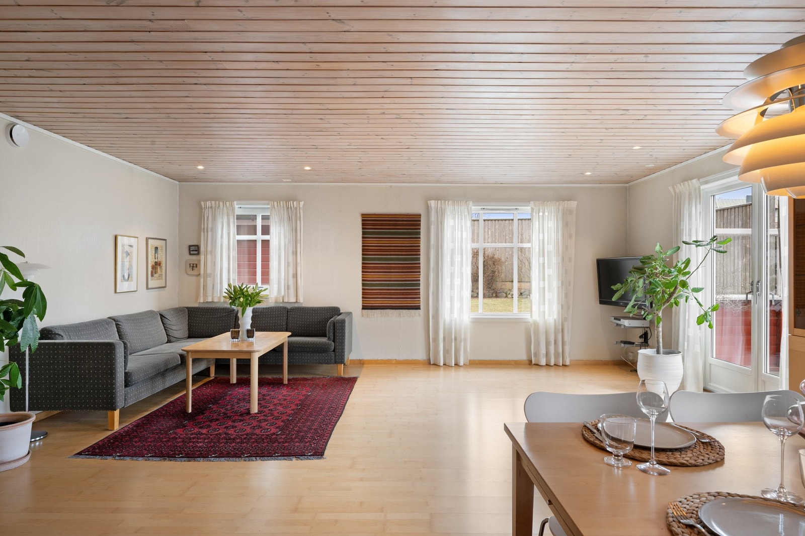 Store vindusflater slipper inn rikelig med naturlig lys Galleribilde