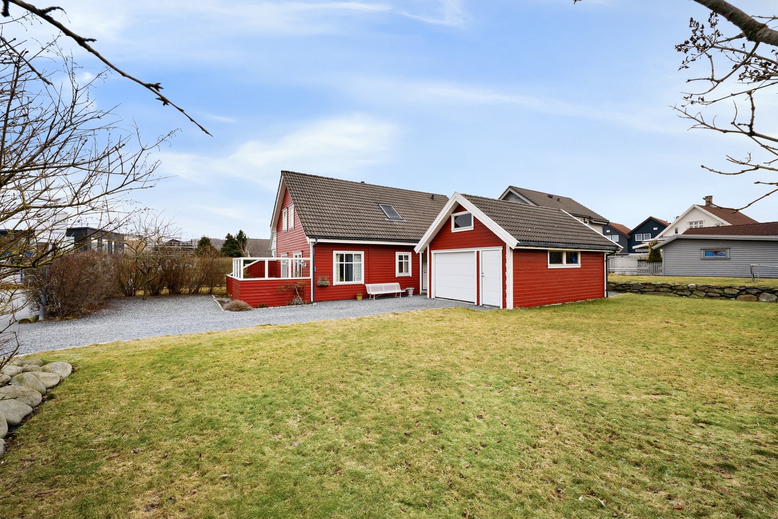 Fasade, garasje og uteområdet til Torvmyrå 1 Galleribilde