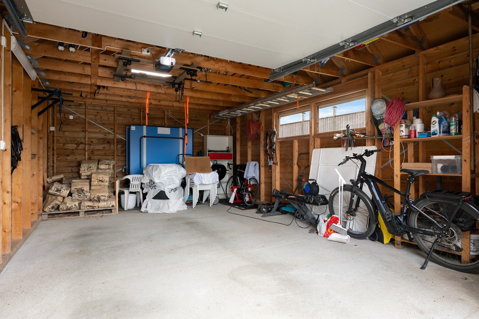 Garasjen er bred og romslig med aut. port Galleribilde
