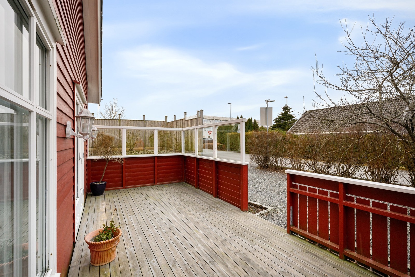 Fra stuen er det utgang til romslig terrasse på 22 kvm Galleribilde