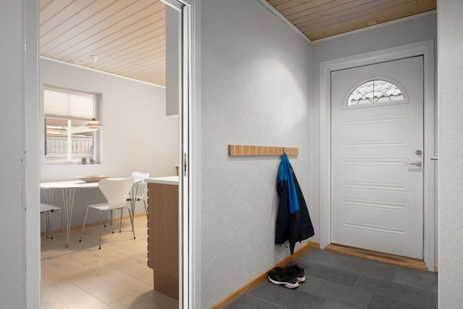 Lys og innbydende gang med direkte tilkomst til kjøkkenet Galleribilde