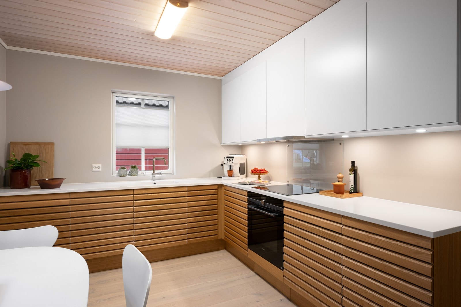 Kjøkkenet har rikelig skap- og benkeplass, i tillegg til god plass til spisebord Galleribilde