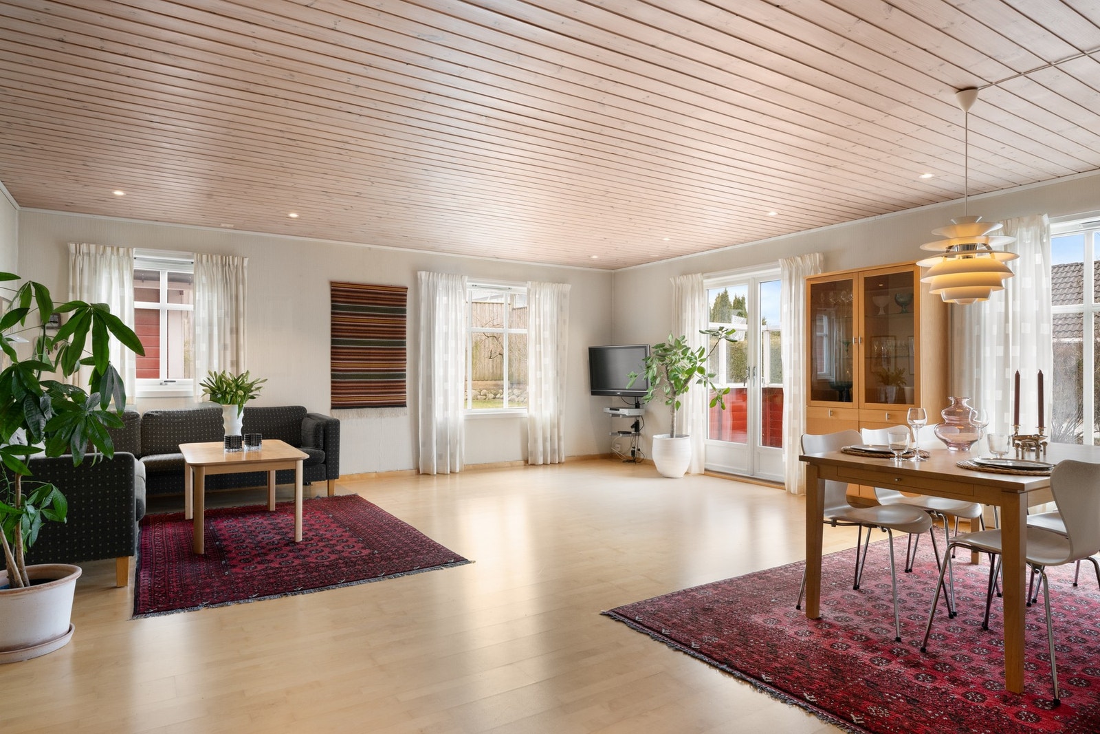 Stor og lys stue med fleksibel planløsning - perfekt for å skape flere hyggelige soner Galleribilde