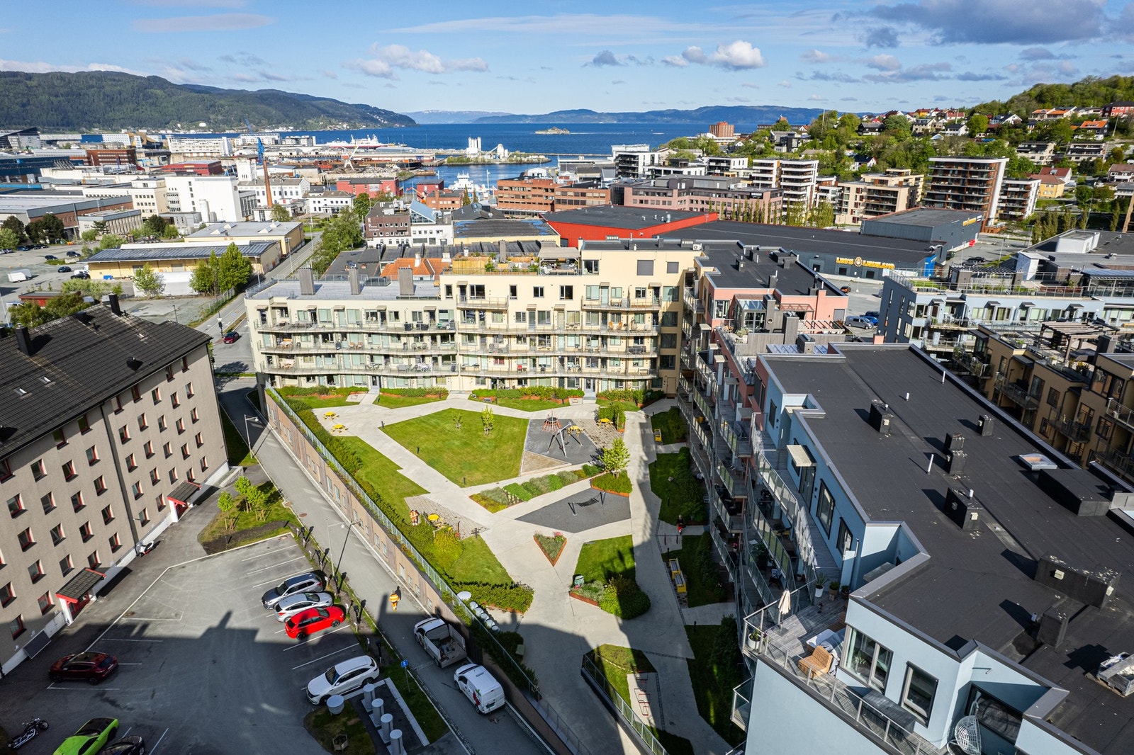 Leiligheten ligger fint til i Lilleby Triangel Sør som ble oppført så seint som i 2022! Her nyter du godt av en strøken leilighet med en sentrumsnær beliggenhet. Galleribilde