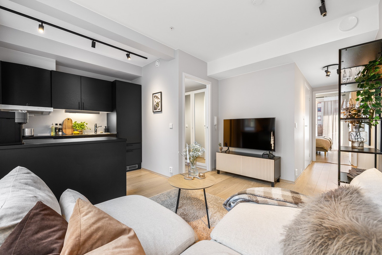 EiendomsMegler 1 v/ Mads Larsen har gleden av å ønske velkommen til Stjørdalsveien 3 M! - En lekker 2-roms selveier på attraktive og sentrumsnære Lilleby. Galleribilde