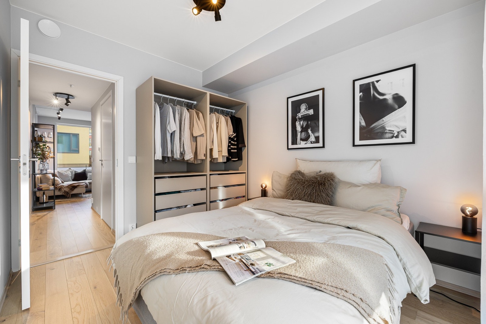 Soverommet på 8,7 kvm er av god størrelse og gir muligheter for dobbeltseng, garderobeskap, nattbord og annet ønskelig møblement. Garderobeskapet på soverommet medfølger i handelen. Galleribilde