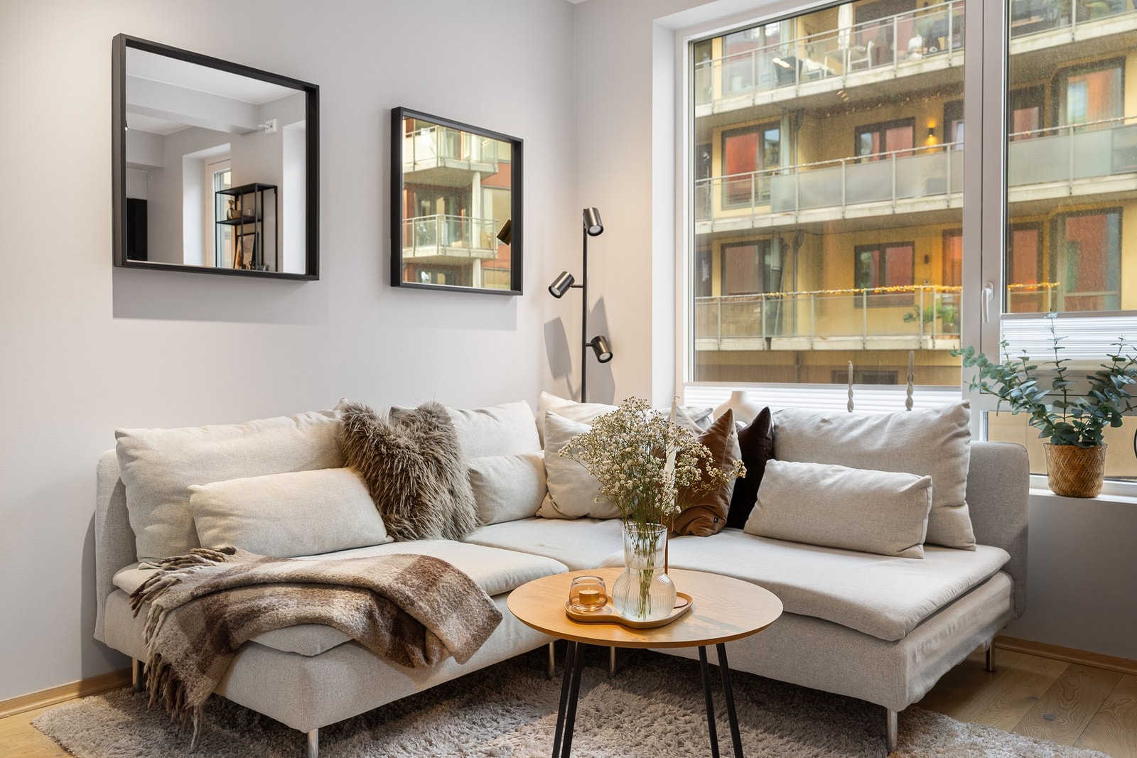 Oppvarming av leiligheten foregår ved bruk av elektrisitet og fjernvarme. Legg merke til at leiligheten er energimerket "Grønn B" og oppfyller kravene for grønt boliglån. Ta kontakt med megler for mer informasjon. Galleribilde