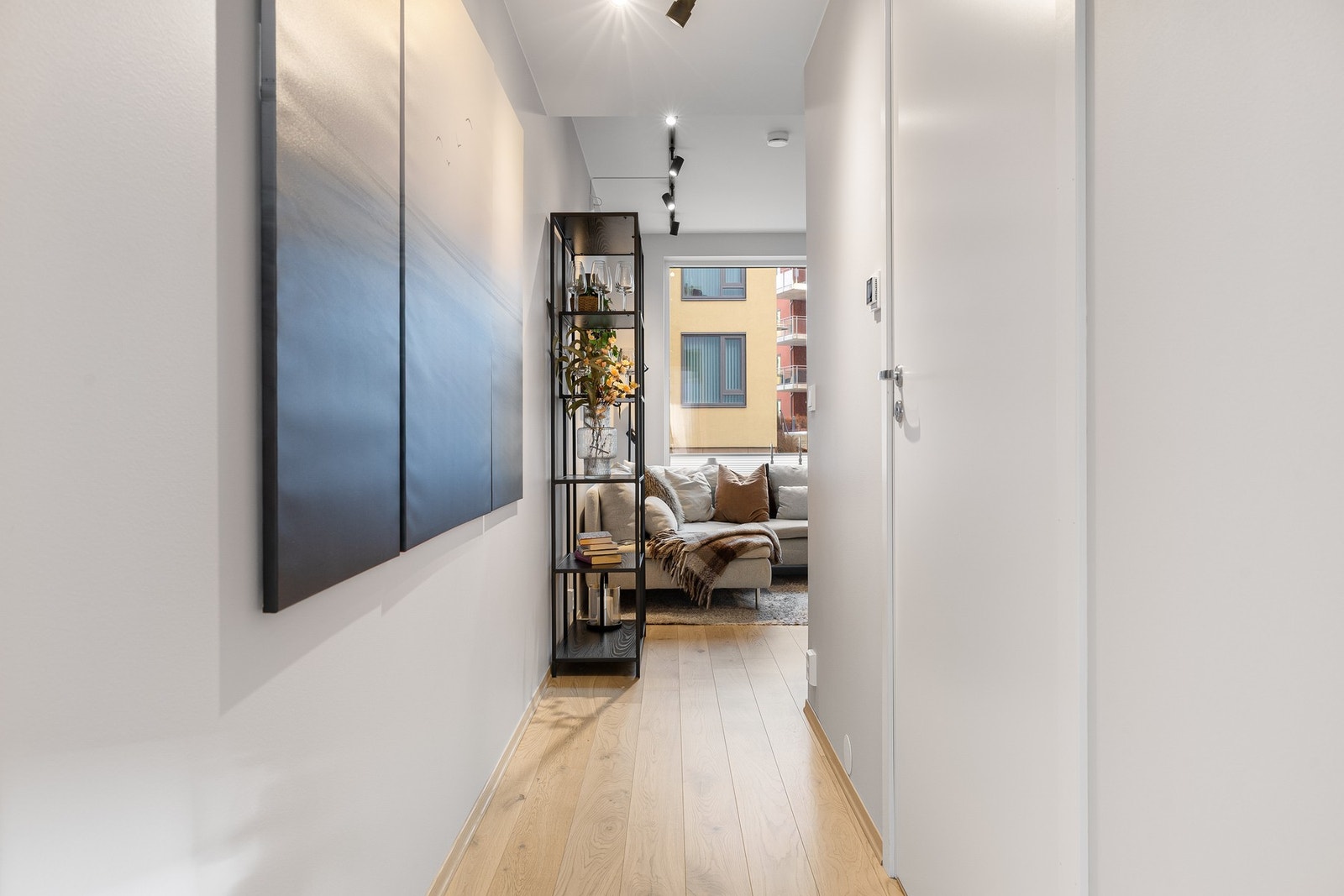 Felles for leiligheten (med unntak av baderommet) er den flotte én-stavs parketten på gulv. Galleribilde