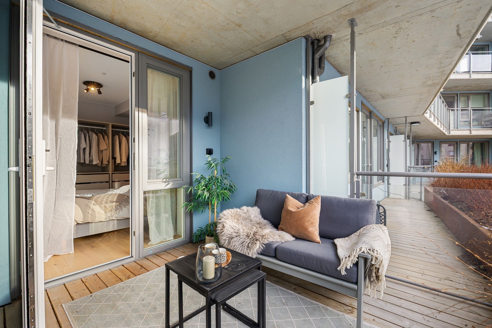 Terrassen på 6,7 kvm er sørvendt og nyter dermed svært godt av gode solforhold på sommerhalvåret. Terrassen er samtidig overbygd, noe som gir utvidede bruksmuligheter. Galleribilde