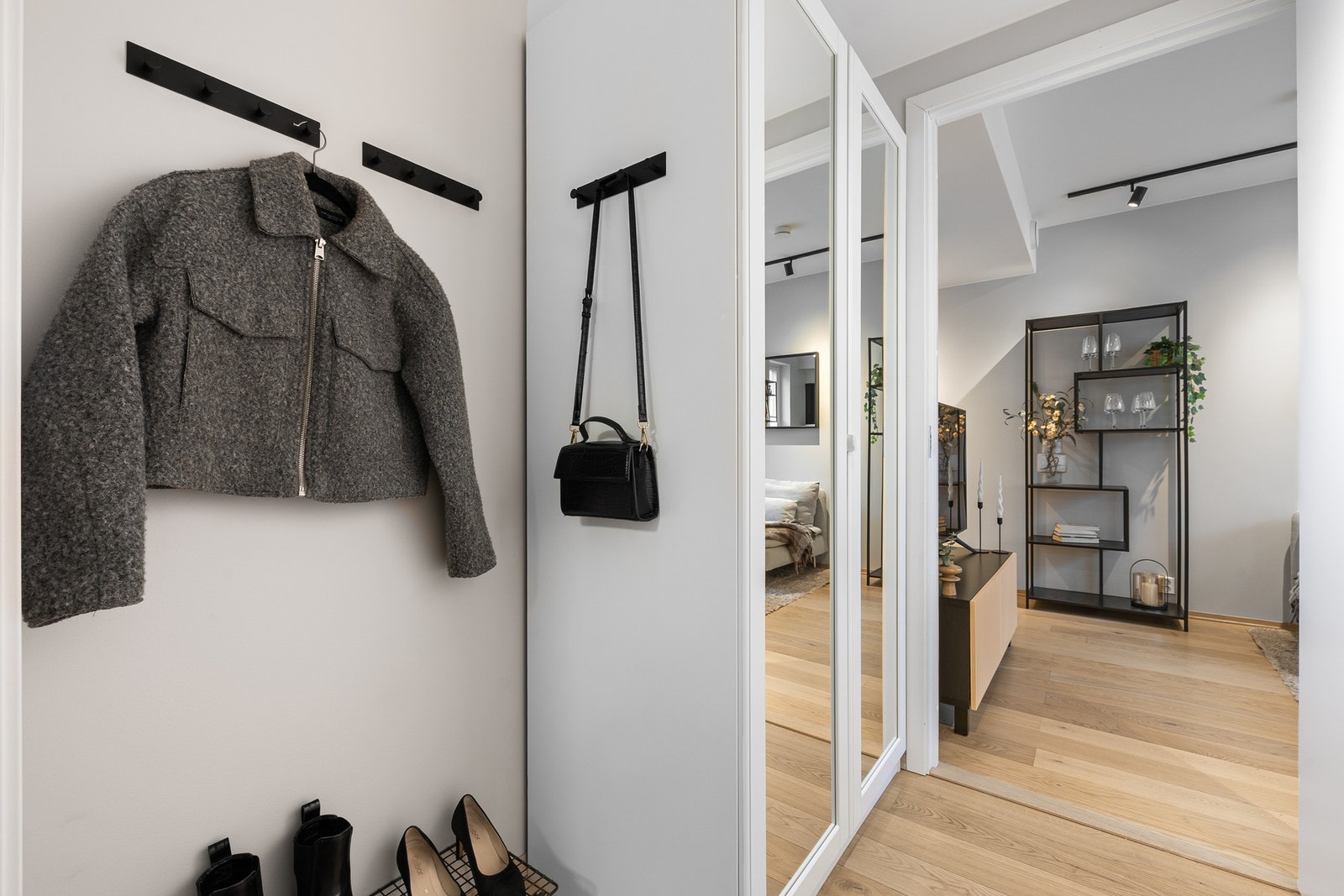 Velkommen inn! Entréen fremstår som romslig og funksjonell, med gode løsninger for oppheng av yttertøy og oppbevaring av sko. Garderobeskapet på bildet medfølger i handelen og byr på rikelig med lagringsplass. Galleribilde
