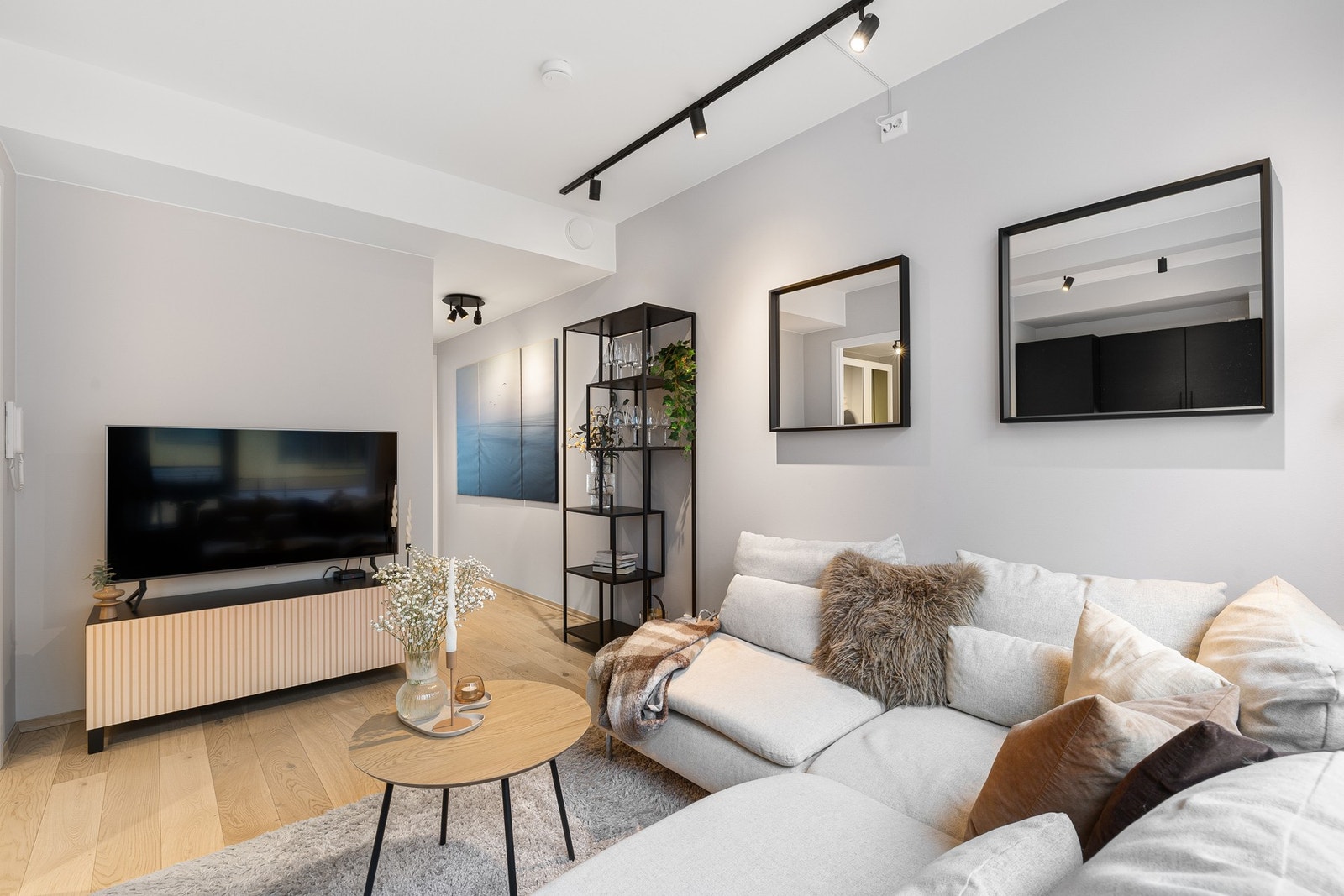 Leiligheten er utstyrt med moderne egenskaper som heisadkomst, balansert ventilasjon og vannbåren gulvvarme i stue/kjøkken-arealet. Galleribilde