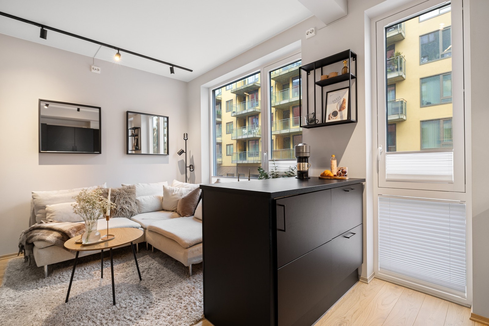 Leiligheten inneholder entré, åpen stue/kjøkken løsning, bad, soverom og terrasse. I tillegg medfølger det en 5 kvm stor sportsbod i kjeller. Galleribilde