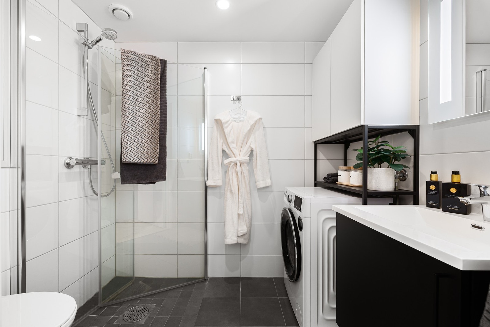 Leilighetens innbydende baderom har fliser på både vegger og gulv. Holder en høy og moderne standard med TG0 på samtlige punkter av takstmann. Galleribilde