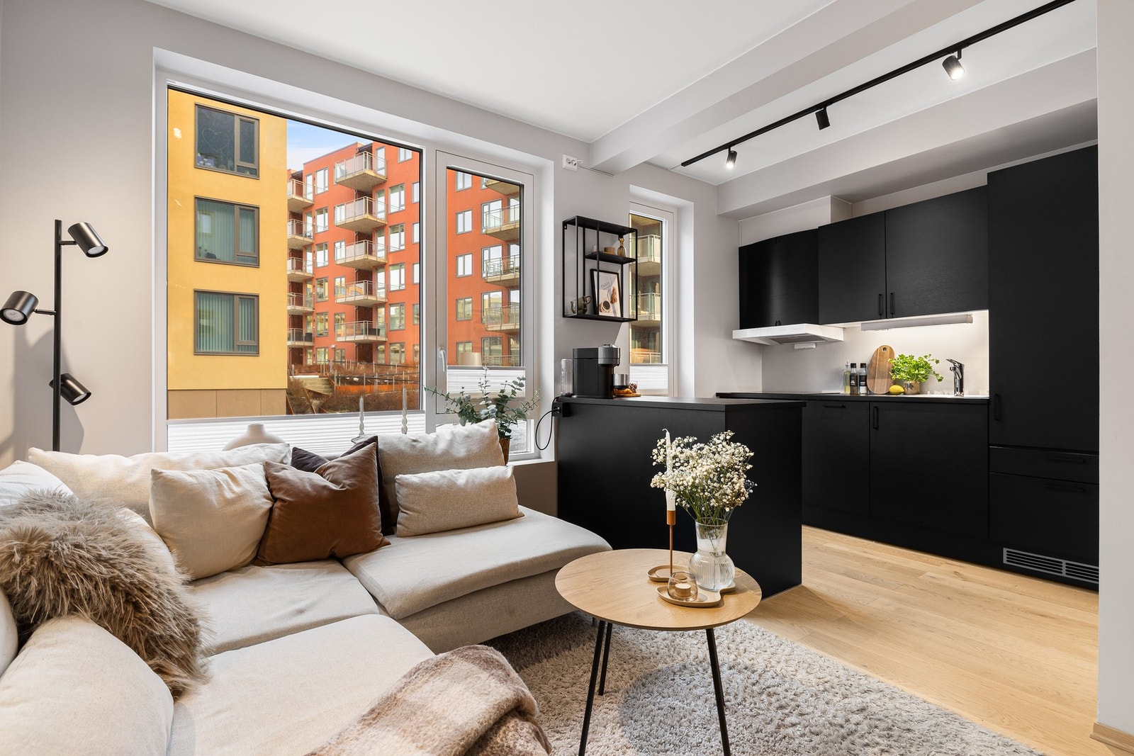 Stue/kjøkken fremstår innbydende da den har en åpen og praktisk løsning. Oppgradert og lekkert sort kjøkken, med matchende spotskinne i himling. Galleribilde