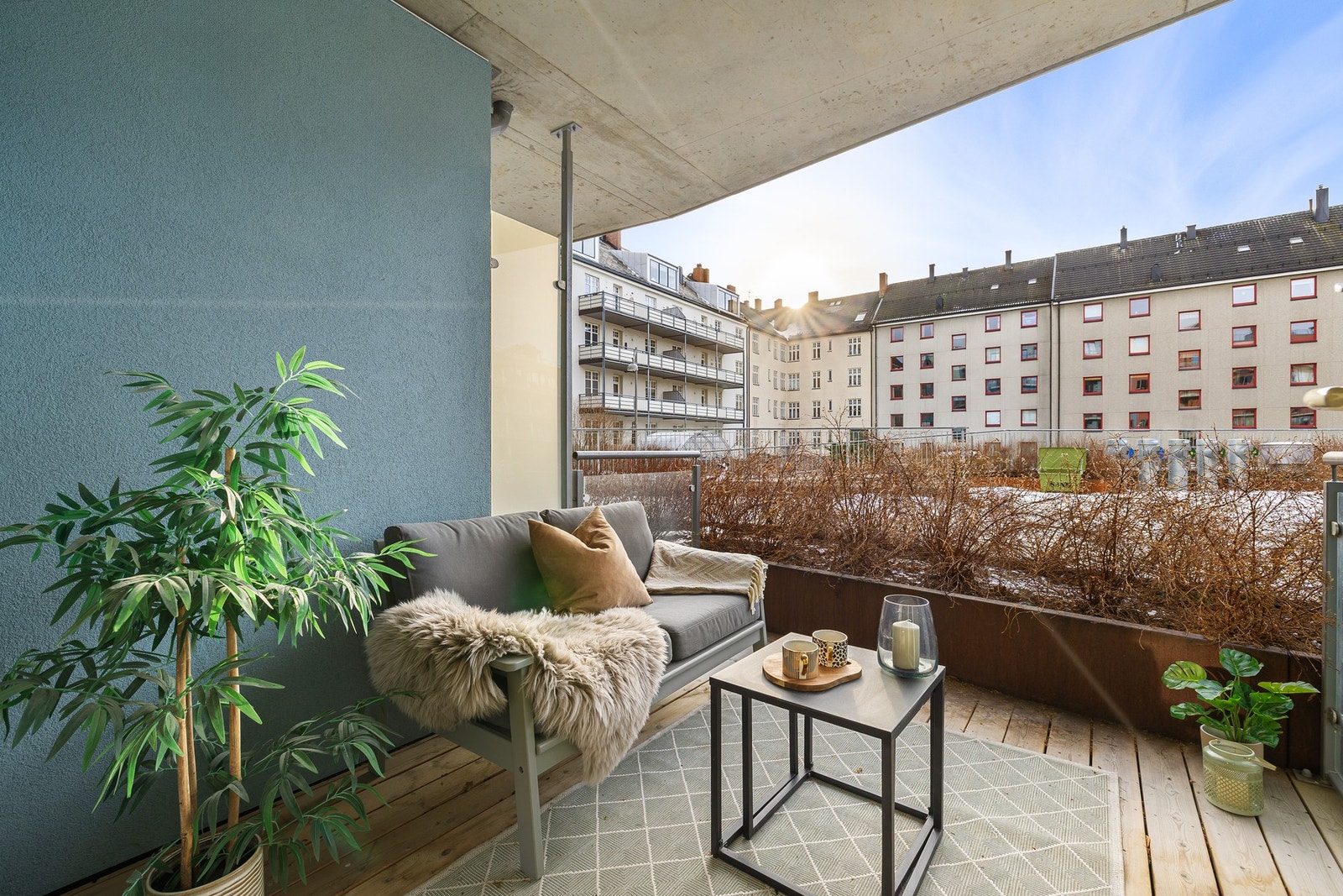 Terrassen er omkranset av plantekasser med vekster som blir frodige og grønne om sommeren. Dette bidrar også til å begrense innsyn på terrassen. Galleribilde