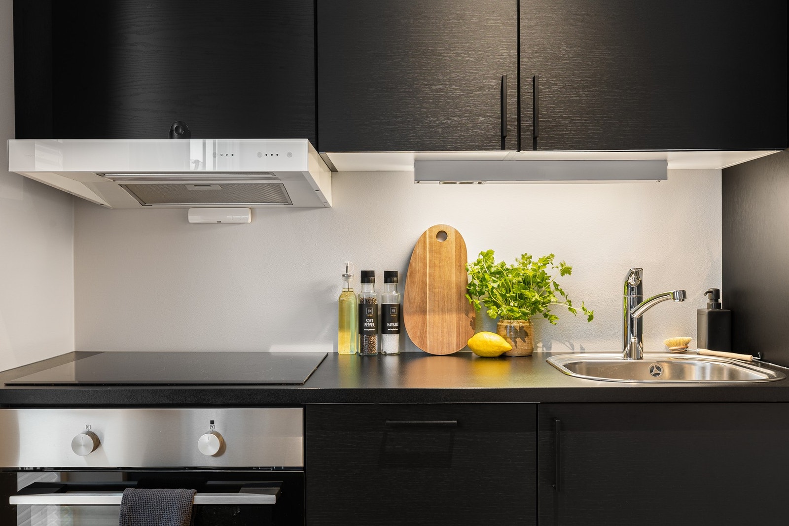 Leilighetens kjøkken er velholdt og holder en høy standard med tildelt TG 0 av byggesakkyndig. Kjøkkenventilator over stekesone har avtrekk via boligens balanserte ventilasjonsanlegg. Galleribilde