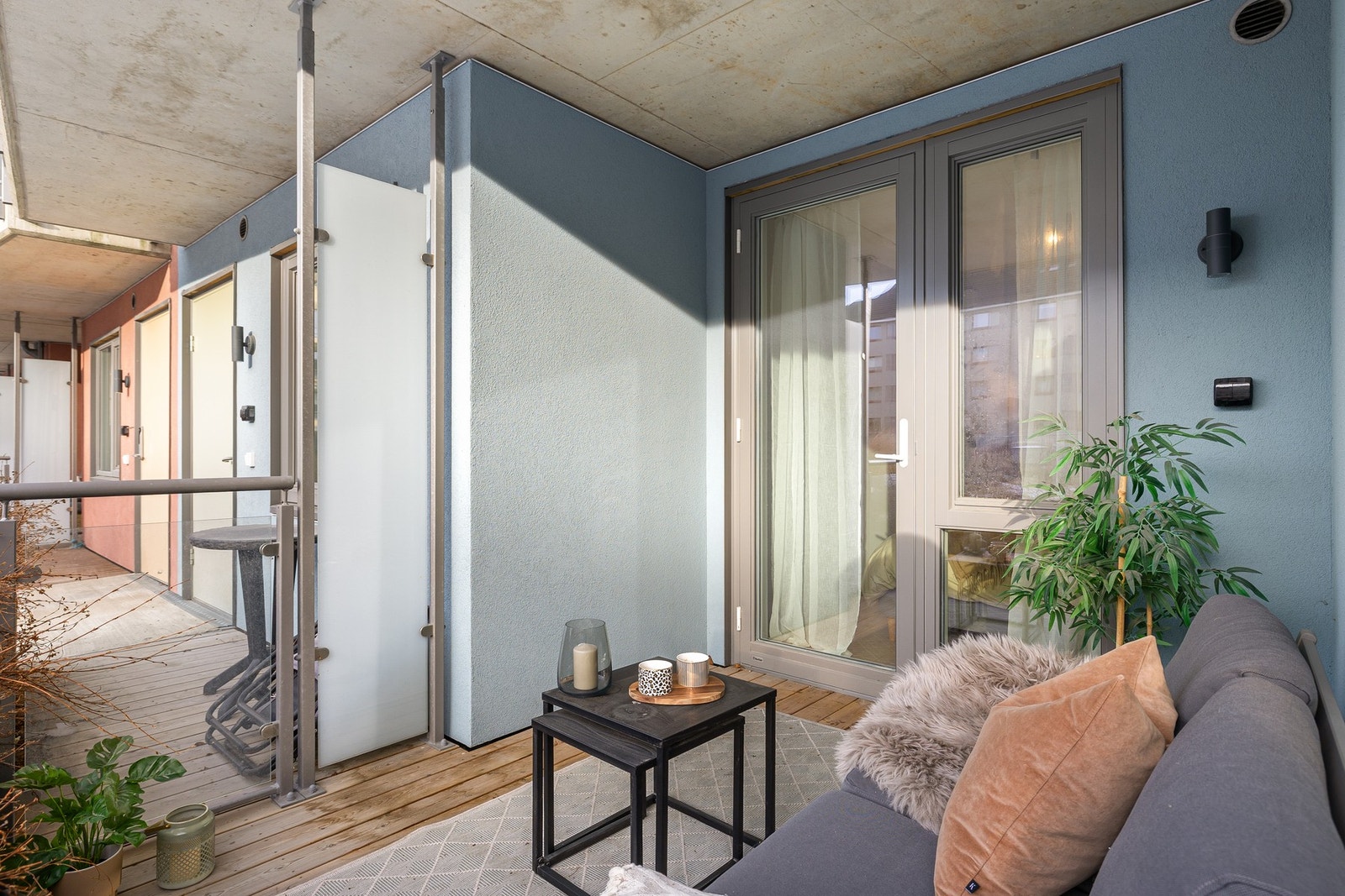 Fra terrassen får du god oversikt over nærområdet. Et ypperlig areal for hyggelige stunder. Det er for øvrig montert utebelysning og dobbeltstikk på terrassen. Galleribilde