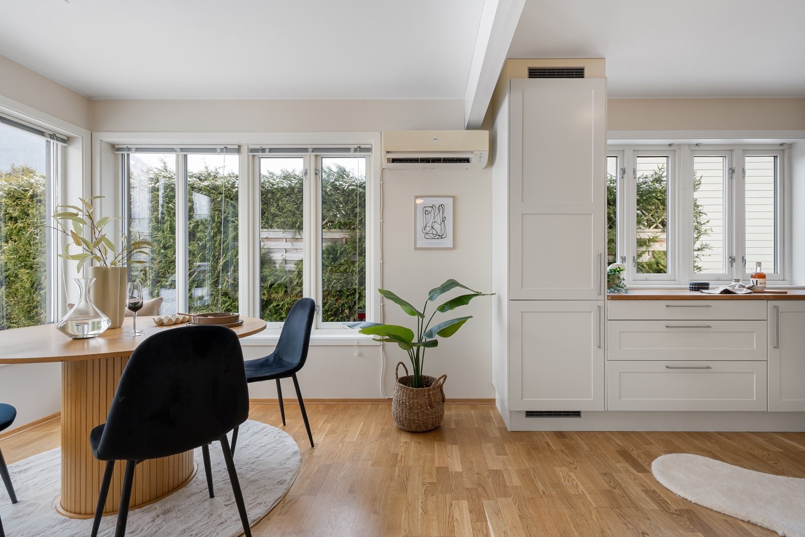 Kjøkken av stor størrelse med plass til spisestue. Galleribilde