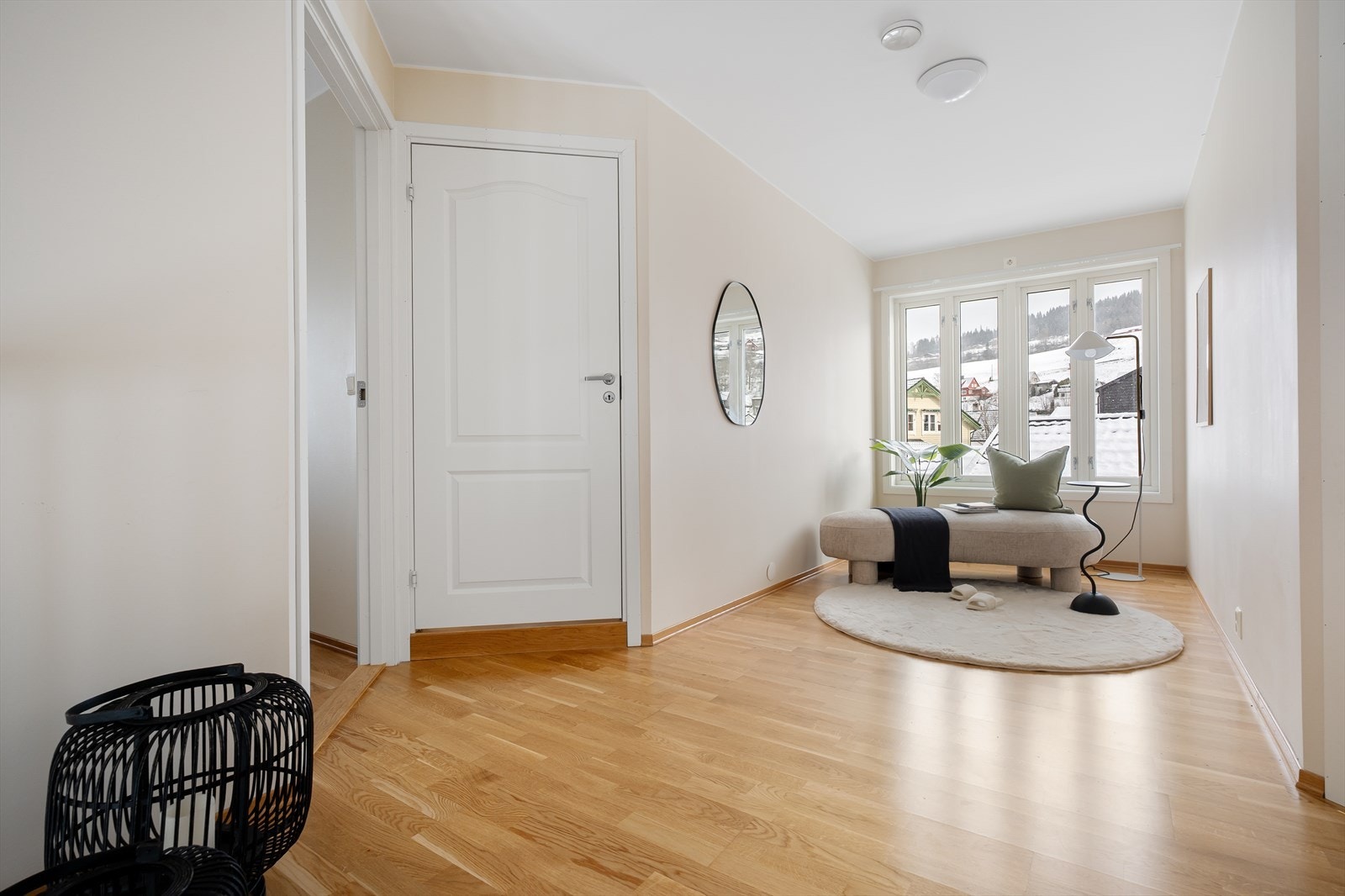 Gang med koselig tv-krok. Galleribilde