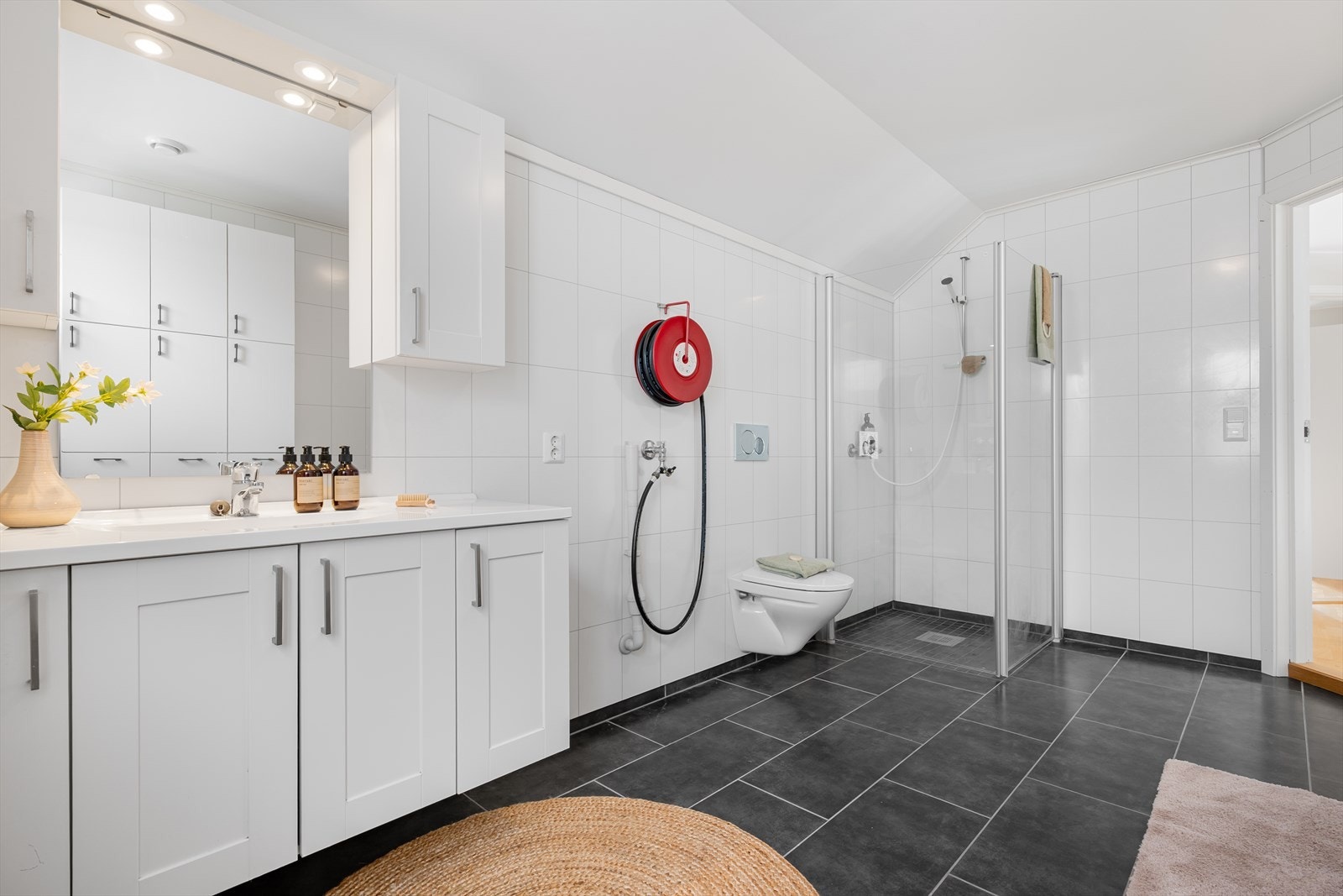 Vegghengt toalett og dusjhjørne. Galleribilde