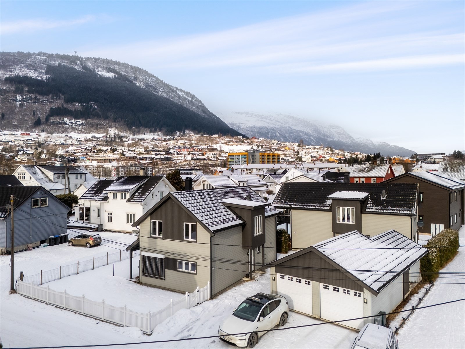 Eneboligen har en flat, inngjerdet hage og felles asfaltert tun med felles garasje delt med nabo. I bakkant av garasjen er det også en romslig sportsbod. Galleribilde