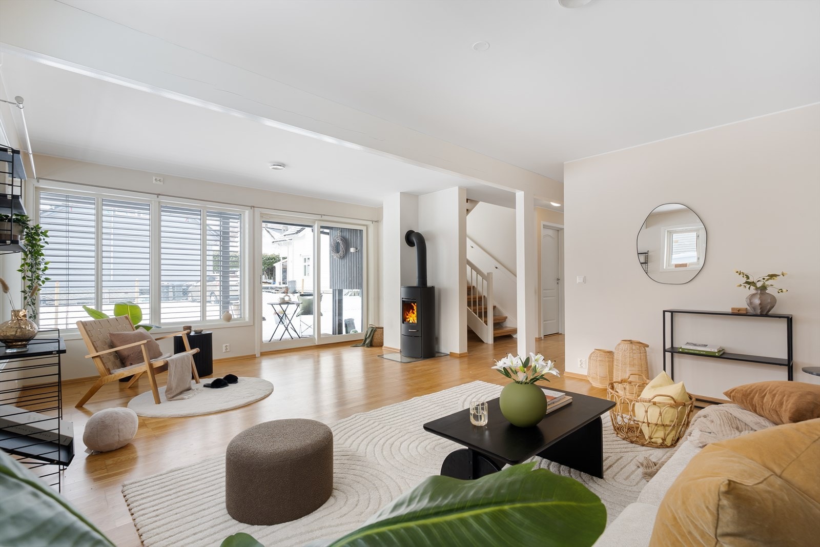 Stuen har store vindusflater og enkel tilkomst til uteplass og hage. Galleribilde