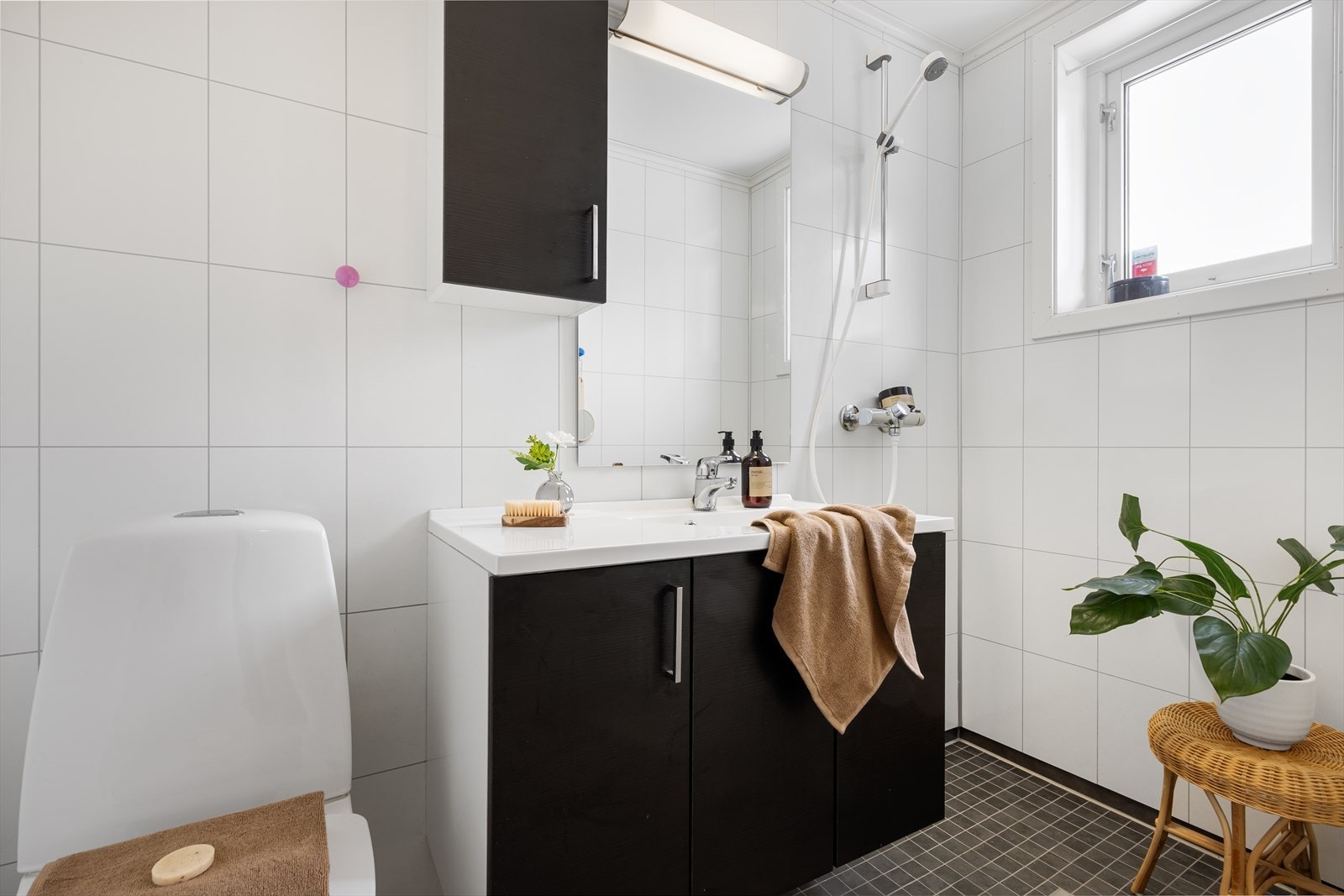 Praktisk bad i 1 etasje med wc, dusj og baderomsinnredning med servant. Galleribilde