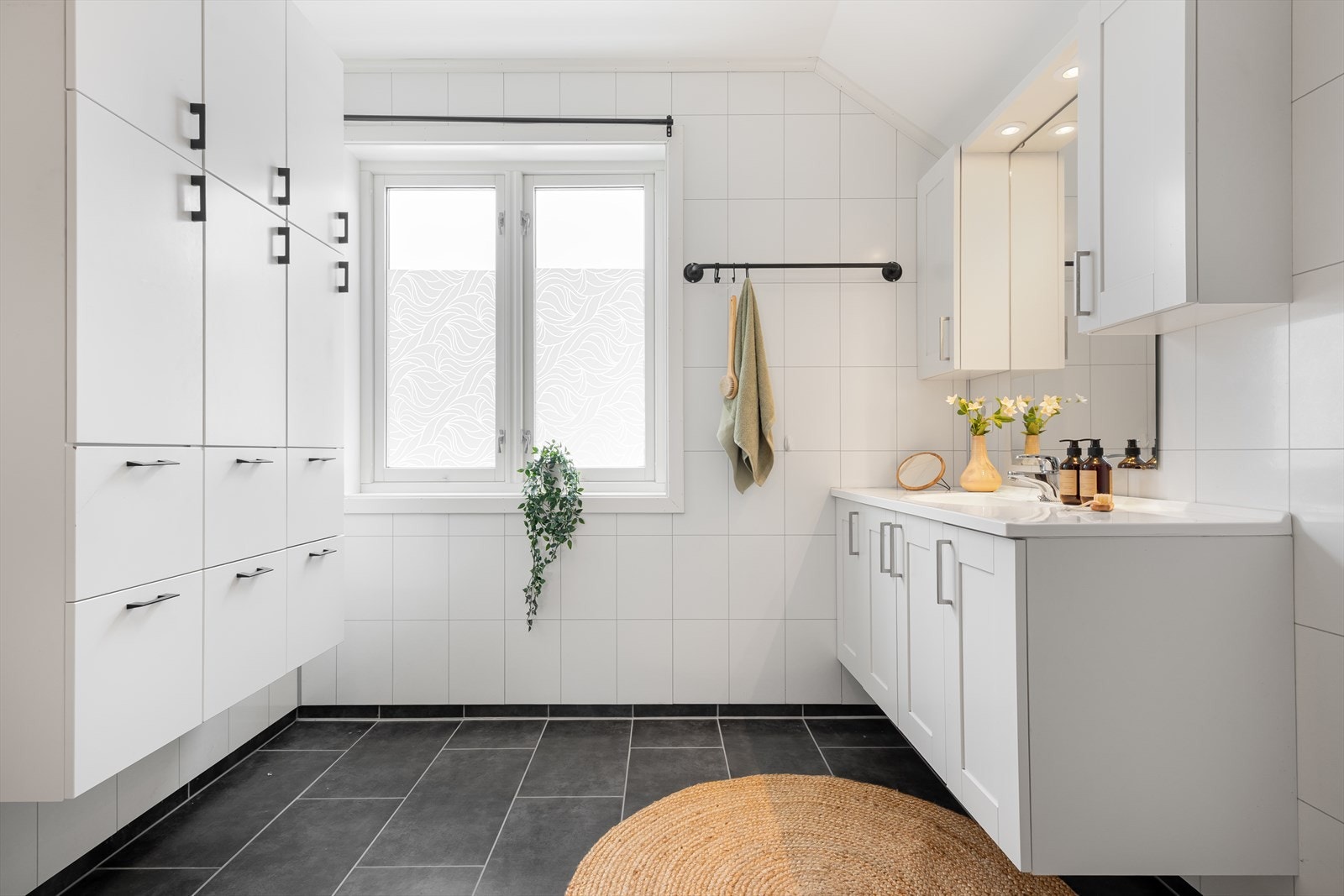 Hovedbadet er stort og har rikelig med oppbevaringsplass. Galleribilde